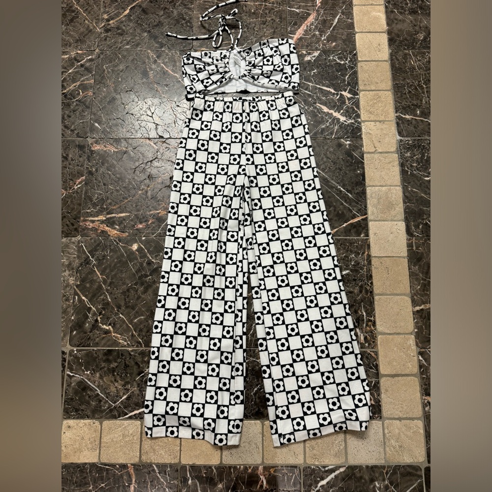 Princess Polly black and white flower set. Size 4 (top & bottom). Worn twice